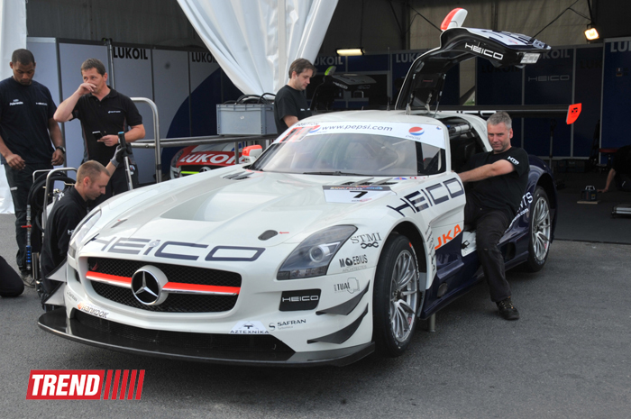 В Баку стартовал парад гоночных машин, участвующих в City Challenge (Фото)